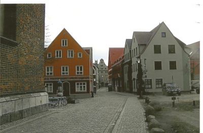 Gatuvy. Till vänster i förgrunden Jakobikirche, som nu fungerar som "Kulturkyrka".
